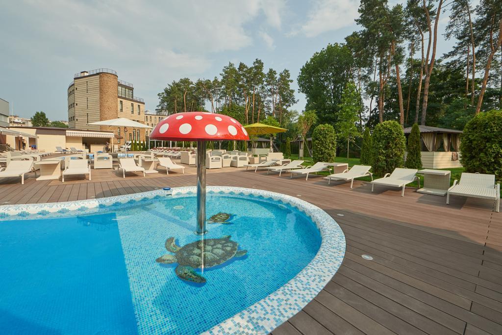 Hotel &