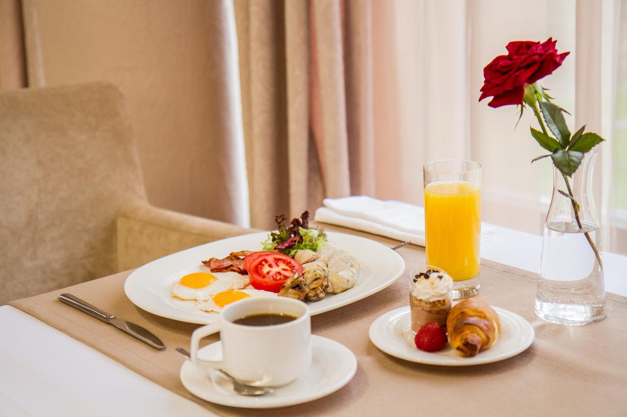 Hotel &