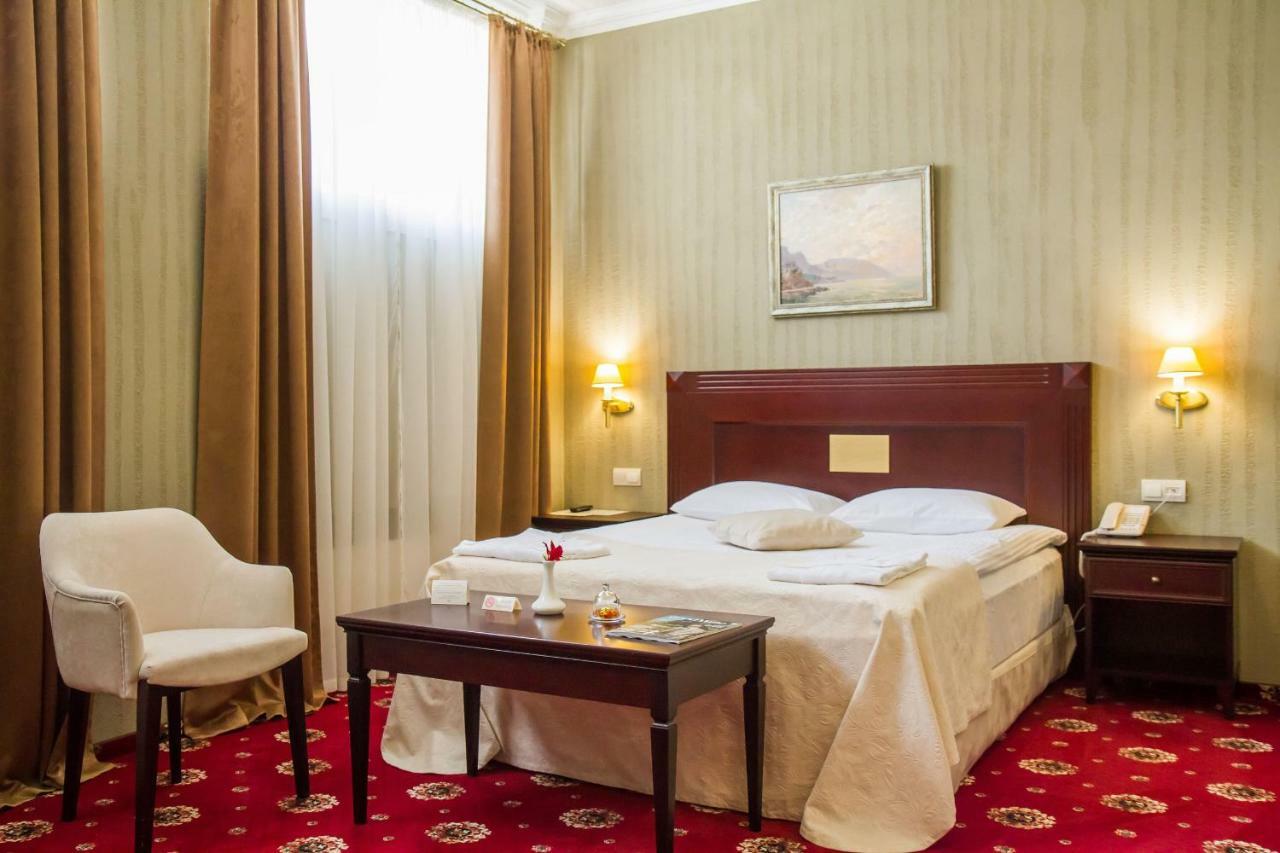 Hotel &
